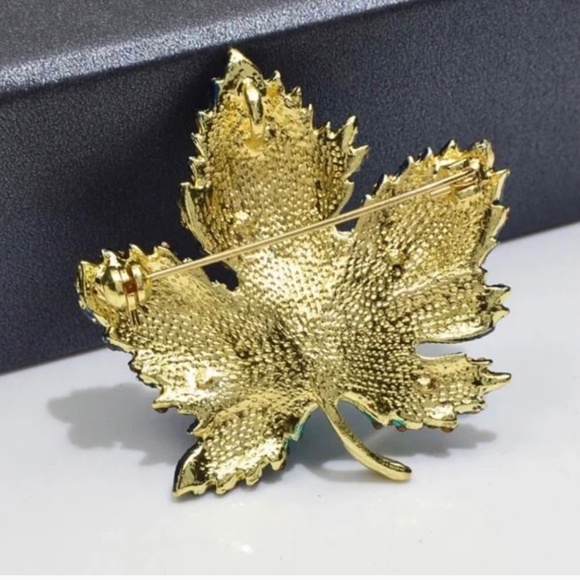 ❤️3/$36 Beautiful Green Diamonte Canadian Maple Leaf Golden Enamel Brooch Brand - Picture 4 of 4